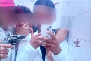 Allanaron e imputaron a un alumno de 16 años que se sacó fotos con un arma en el baño del colegio