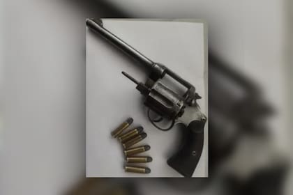El revólver tenía seis proyectiles dentro. Las primeras hipótesis apuntan a que el joven lo había llevado a la escuela con la intención de amenazar a otros compañeros