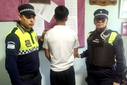 El adolescente de 17 años que acudió con un arma a un establecimiento educativo fue reducido por las fuerzas policiales