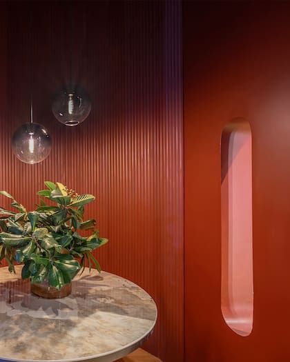 Un ambiente con un color y una textura dominante, creado con un revestimiento de pared Roller, blanco pintable, de Atrim.