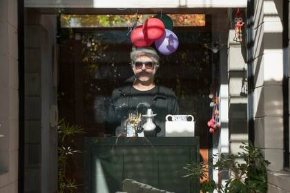 Un amigo me dijo, muy inteligentemente, que las buenas series son la nueva literatura, y hay algo de verdad en eso", dice Moretti que quedó contento con la última temporada de Better Call Saul y está viendo por segunda vez Los Soprano