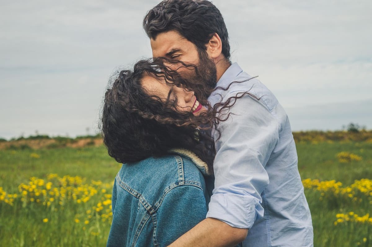 Estaba en pareja, conoció a una mujer que lo enamoró y cuenta por qué no pudo resistir: “Fue magia”