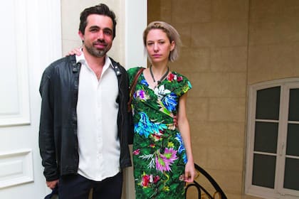 Un amor a la italiana. Florencia y Salvatore llevan tres años juntos. La noche del jueves 17, celebraron la apertura del Alvear Roof Bar. Allí, la hija menor de Franco Macri lució un vestido estampado de Roberto Cavalli, que completó con botinetas de cuero.