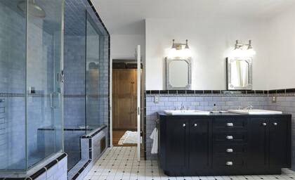 Un amplio baño estilo spa cubierto con azulejos de color lavanda pálido (Redfin)