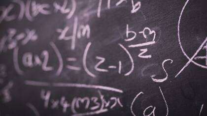 Un amplio un grupo de académicos que trabajan en la retrocausalidad cuántica