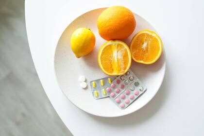 Un análisis con más de 11.000 personas concluyó que la vitamina C no reduce el riesgo de resfriados, aunque podría acortar su duración