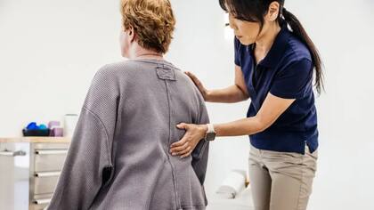 Un análisis del Estudio de la Carga Global de Enfermedad de 2021 reveló que las mujeres padecían más dolor lumbar que los hombres, y que esta brecha aumentaba con la edad