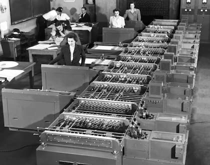 Un analizador diferencial como el concebido por Bush y sus estudiantes en la década de 1920, aquí en el Centro de Investigación de U.C.L.A. en Nueva York, entre 1945 y 1955. Permitía realizar, en dos semanas, cálculos matemáticos