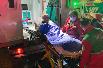 Un anciano es llevado por una ambulancia del SAME al ser rescatado del geriátrico incendiado en Villa Urquiza