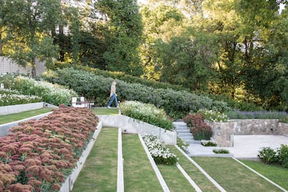 Un anfiteatro resuelve la pendiente del terreno en barranca hacia el río, mediante un sistema de muros y escaleras acompañados de una plantación baja y colorida de cubresuelos.
Paisajismo: Estudio Stewart Murray