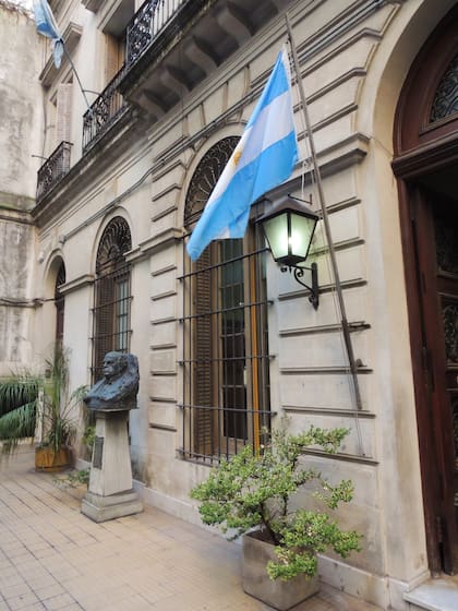 Un angosto patio delantero retirado de la línea del frente.