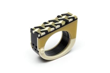 Un anillo de impecable encastre de su colección Ideal