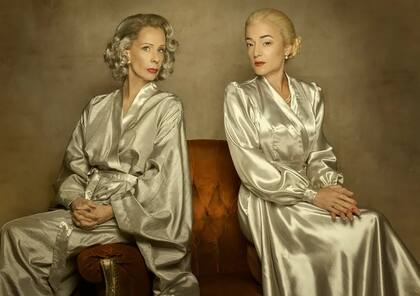 Un año antes de entrar al Hotel de los famosos, en agosto de 2021, Sabrina Carballo también se vistió de Evita en la obra "Eva y Victoria", de Mónica Ottino. Compartió escenario junto a María Valenzuela.