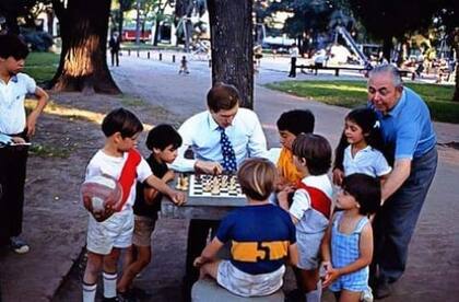Un año antes del Match del Siglo, en 1971, Bobby Fischer le ganó al soviético Tigran Petrosian la eliminatoria por para acceder a la disputa del título mundialista; aquel duelo se produjo en la Argentina y al ajedrecista se lo vio pasear muchas veces en las calles de Buenos Aires  