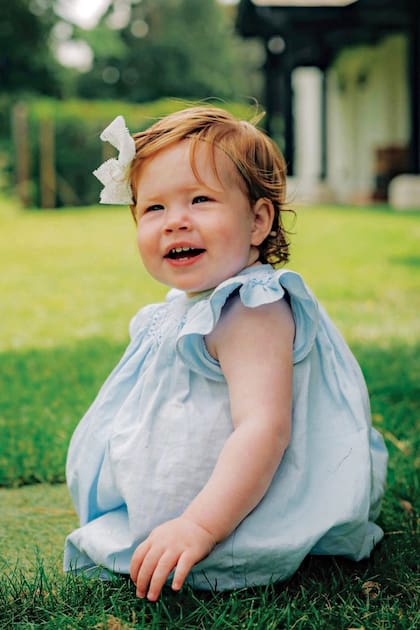 Un año después de su nacimiento se conoció la primera foto de Lilibet, donde la vemos con un tierno vestido celeste y un gran moño blanco en el pelo.