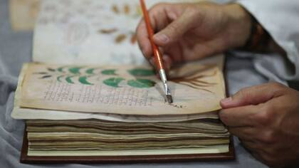 Un año y medio llevará la creación de los 898 ejemplares del Manuscrito Voynich que editará Siloé