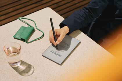 Un anotador ReMarkable Paper Pro Move, con una pantalla de tinta electrónica color de 7,3 pulgadas