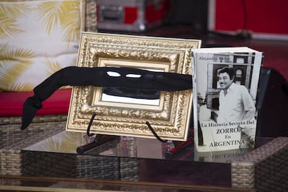 Un antifaz y el libro que lo "desenmascara": Amaro le dedicó 850 páginas a El Zorro