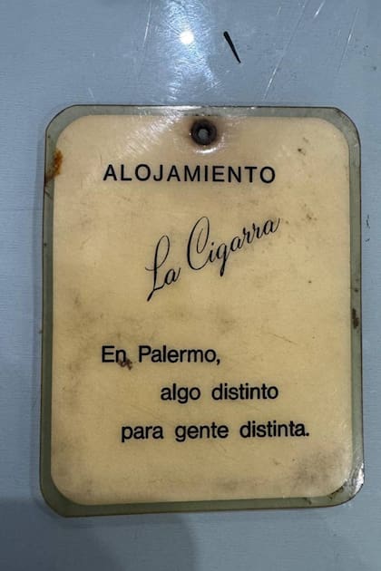 Un antiguo aviso del hotel alojamiento La Cigarra
