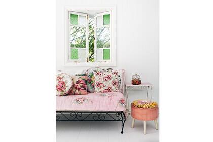 Un antiguo banco de hierro puede transformarse en un sofá de estilo romántico y fresco con telas floreadas y en tonos femeninos. | Foto: pinterest.com/uberfun