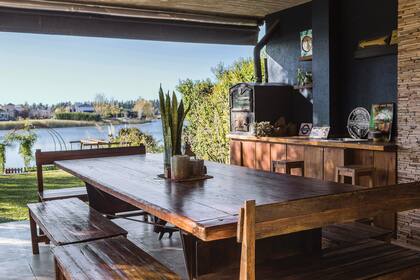 Un antiguo horno le suma encanto al quincho con vista a la laguna.