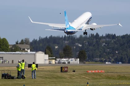 Un aparato 737 MAX 10, de Boeing, despega del aeropuerto de Washington. (Ellen M. Banner/The Seattle Times via AP, Pool)