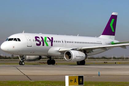 Un aparato comercial de Sky que viajaba a Calama, en el norte chileno, retornó a Santiago y fue vaciado mientras el Grupo de Operaciones Policiales Especiales de la policía uniformada desarrollaba el protocolo tradicional.