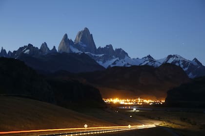 Una postal de El Chaltén con el Fitz Roy al fondo