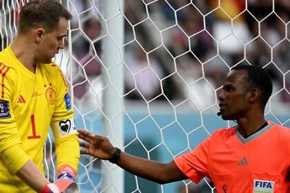 Un árbitro asistente verifica el brazalete del capitán alemán, Manuel Neuer