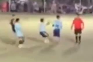 Un árbitro le pegó una trompada a un hincha y desató una batalla campal en un partido amateur