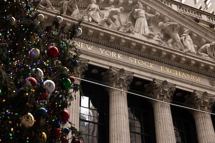 Un árbol de Navidad frente a la Bolsa de Valores de Nueva York.