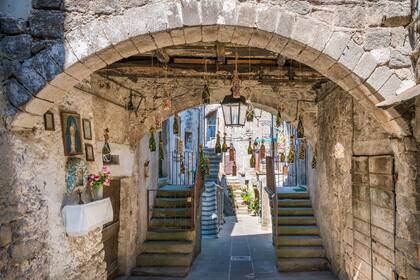 Un arco decorado en la provincia de Viterbo, Lazio, parte central de Italia