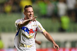 El guitarrista que fue alcanzapelotas y debutó en Boca, jugó en River y ahora disfruta en Brasil