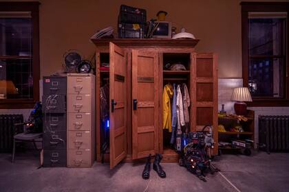 Un armario repleto de los trajes de los propios Cazafantasmas está a la vista durante la estadía.