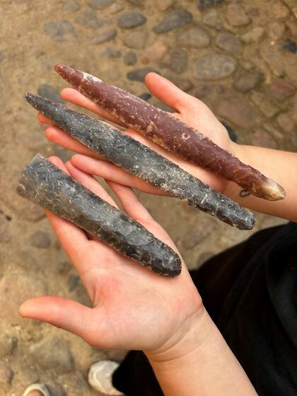 Un arqueólogo descubrió una tumba donde se encontraron varias dagas de sílex