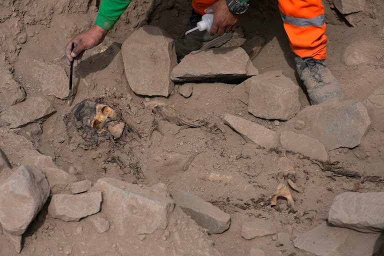 Surprising discovery of a mummy in the middle of a monumental garbage dump in Peru