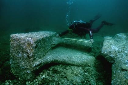 Un arqueólogo marino de la misión encabezada por Franck Goddio mide una colosal estatua hallada en el lecho marino donde yace Thonis-Heracleion