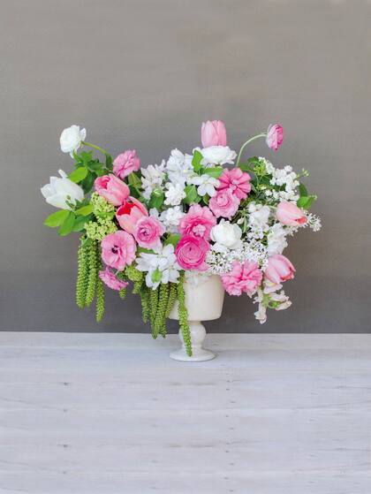 Un arreglo con las primeras flores del jardín que se destacan en la primavera. Están ubicadas de manera que parezca un jardín de flores. Ideal para alegrar cualquier espacio.