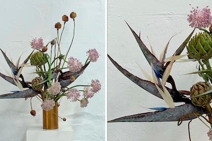 Un arreglo de Irina con flores y verduras en un florero de su propia línea en bronce.