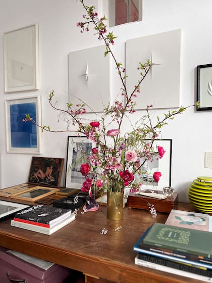 "Un arreglo primaveral refleja todo el movimiento de la estación. Acá, las ramas de cerezo están perdiendo sus flores y empezando a abrir las hojas. Las acompañan las primeras marimonias y tulipanes, las joyas de la primavera que esperamos ansiosamente todo el año".