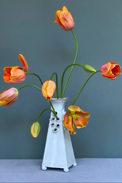 Un arreglo sencillo a base de tulipanes: el movimiento de sus tallos y la costumbre de abrirse y cerrarse suman un atractivo único.