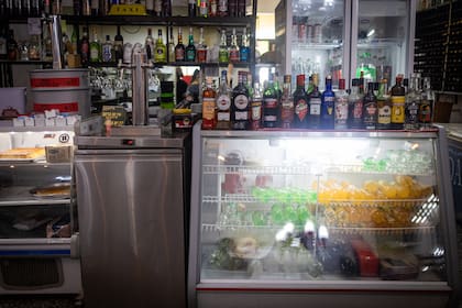 Un arsenal de bebidas sobre el mostrador de El Tábano, donde los vermouths son infaltables