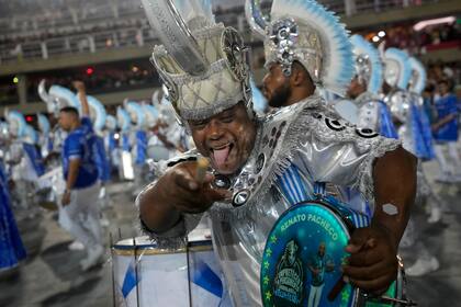 Un artista de la escuela de samba Beija Flor desfila durante las celebraciones del Carnaval 