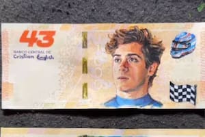 Un artista utilizó un billete de mil pesos para crear una obra inspirada en el piloto de carreras argentino
