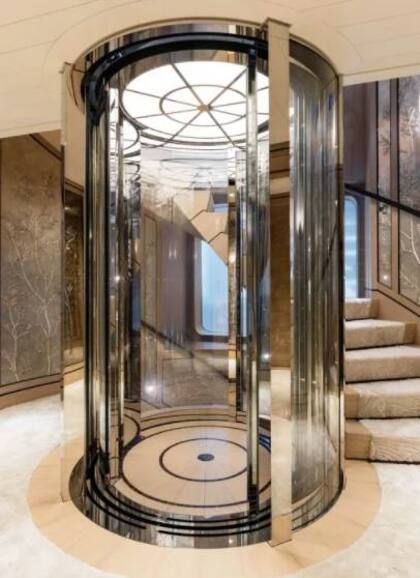 Un ascensor ofrece acceso a las cinco cubiertas del yate