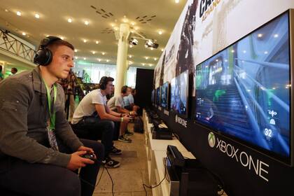 Un asistente en la feria Gamescom prueba el Call of Duty: Advanced Warfare en una Xbox One