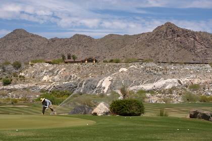 Un aspersor de agua se ajusta en Victory Course at Verrado, un club de golf en Buckeye, Arizona, el 13 de abril de 2023. 