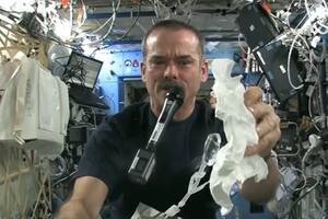 Un astronauta escurrió un trapo mojado en el espacio y sus resultados fueron impactantes
