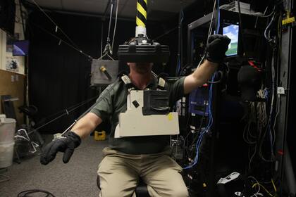 Un astronauta se entrena en una tarea extravehicular mediante un casco de realidad virtual