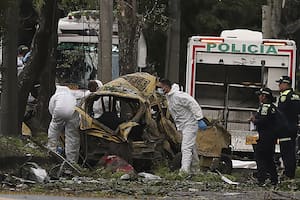 Un ataque a un helicóptero policial y una bomba en Colombia dejaron al menos 17 muertos y más de 40 heridos